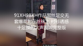 二月最新厕拍大神潜入餐厅隔板女厕偷拍美女尿尿球鞋小姐姐脱光光尿尿，红唇小姐姐屁股饶痒痒