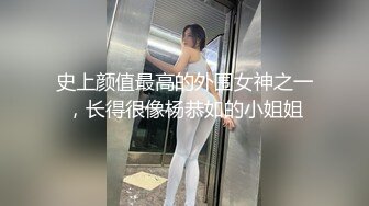   骚逼大白兔，听狼友指挥第一炮交深喉吸取精液，满满一嘴溢出来全滴小哥鸡巴上