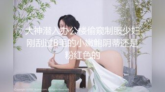 美女如云的韩国女厕偷拍人品不错的羽绒服美眉尿完仔细的擦拭厕板