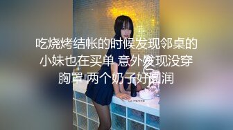  美女模特被猥琐摄影师按在沙发上狂插 完美露脸