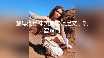  童颜巨乳小骚妹全程露脸大秀直播，性感的爆奶子自慰骚穴，给小哥舔弄大鸡巴