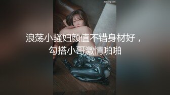 极品露脸小少妇颜值很高，跟狼友互动撩骚电动棒插进骚逼搅拌，给大哥舔弄大鸡巴吸蛋蛋