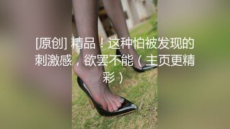 漂亮大奶眼镜美眉 这是什么骚操作 撅着屁屁给男友吃鸡 完事再插到逼里射