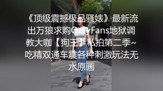 白白净净的文艺女，在车上她玩游戏，我玩她的乳房和插阴穴，’爽不爽，爽不爽‘，专注游戏没反应！