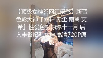   网红美女下海诱惑！情趣装黑丝，露出白嫩贫乳，一脸呆萌，振动棒磨蹭，抽插无毛小穴