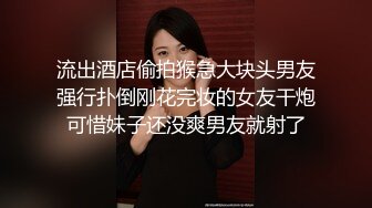 本人比照片还漂亮，自带情趣装甜美小姐姐，吊带连体黑丝，老哥抱着一顿摸，再换学生制服，吸吮大屌，蜜桃美臀主动骑乘爆插