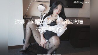 爆草活好小妹，先亲嘴再吃奶舔逼玩弄，给小骚逼玩个漫游