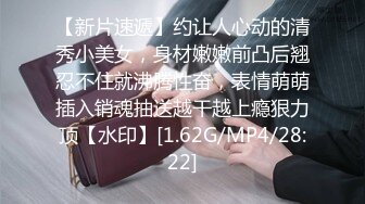 《百叶窗偸拍邻居家妹妹洗澡》年轻身材太嫩了??一对奶子不大不小正好很坚挺~平坦小腹阴毛发育旺盛??边洗边唱