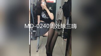 【新片速遞】 胡子哥沙发上操皮裤蜜桃臀骚女 直接撕开皮裤 拨开骚丁玩逼