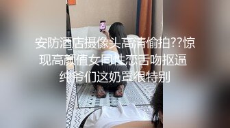 刚生完孩子不久的大美妞奶子涨的巨大，奶水用不完，哥几个上去啃两口尝尝外国母乳啥味道