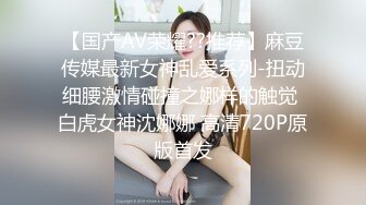 老公在操美女，老婆坐在旁边看，各种啪啪啪，老婆看到内裤都湿了