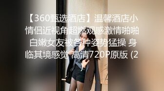 偷拍大师商场尾随气质少妇偷拍裙底风光，性感的镂空内裤上面真空没戴文胸