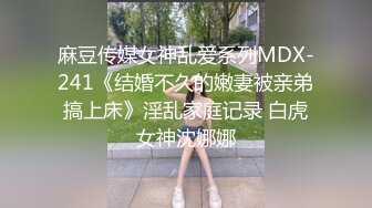 户外裸奔女神露脸跟小哥燃情户外啪啪，听狼友指挥脱光口交大鸡巴舔蛋蛋，车内放肆蹂躏抽插，内射骚穴嘴舔干净