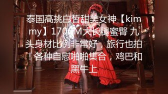 韵味阿姨带着女儿一起上厕所，阿姨还来着姨妈 嘘嘘的尿液流淌着姨妈血