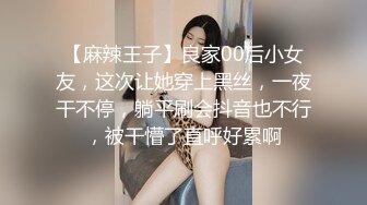 酒店女厕偷拍美女服务员❤️只顾玩手机转圈围拍.mp4