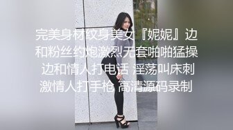 风骚小婊妹让小哥亲着小嘴玩奶子摸屁股慢慢扒光给狼友看，舔弄大鸡巴让小哥压在身下无套抽插，逼逼淫水多多