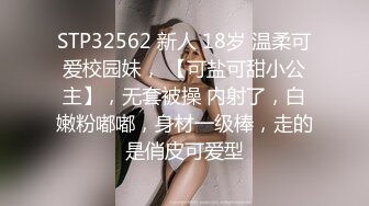 十一月流出大胆牛人潜入某酒店员工女厕偷拍女同事尿尿红鞋牛仔裤美女的白虎逼貌似很不错