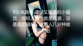 腹肌小哥让自己女友跪蹲着干