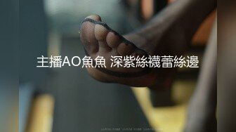  淫娃女友黑丝情趣全程露脸跟狼友发骚互动，主动扒下男友的裤衩舔弄大鸡巴吸蛋蛋