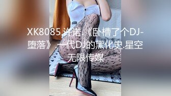 李老湿勾搭按摩店小妹，不正规的按摩为了大哥的鸡巴，衣服都没脱就干上了，小哥持久力很强小骚逼给撸射