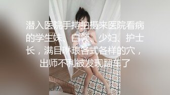 美妞一边托着男的蛋蛋一边吃鸡巴