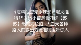 微胖大奶萌妹子，全程露脸发骚，跟狼友互动听指挥揉捏骚奶子，撅着屁股求草，无毛白虎道具玩弄，淫水发亮光