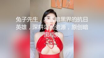 美女尿急找不到厕所，到小巷解决发现被偷拍也无可奈何，憋不住了