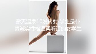   交女王全程露脸黑丝诱惑活好不粘人大秀直播伺候大哥，按着头草嘴让大哥抠逼玩弄