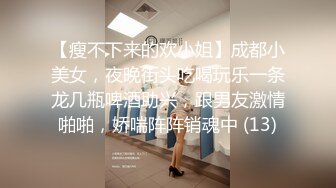 【甜蜜少女】美女自己在家特无聊 在沙发拿着大黑牛玩自己的小肉穴 哗哗流水沙发都是水