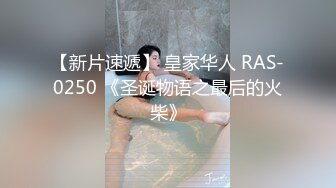 风骚的熟女大姐姐跟小哥在家激情啪啪，全程露脸让小哥按着头草嘴巴，主动上位抽插逼夹的好紧，浪叫不断好骚