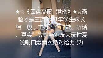 本人比照片还漂亮，花臂纹身娇小美女，撩下衣服就要吸奶子，跪着深喉舔屌，抱起来撞击爆插，如此美女连续搞了两炮