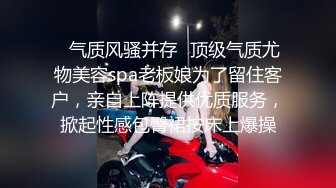  骚货老婆巨无霸自慰，老公的小鸡巴已满足不了需求，老公手拿假屌帮忙插！