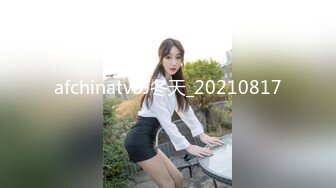 漂亮长发美女仔细的擦被自己污染的内裤