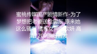 妹子长得很像新疆人，标致的新疆型美女，太爱笑了，看个动画片 乐呵呵