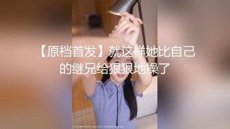 《魔手外购极品CP》景区女公厕完美定点角度全景偸拍，先脸后逼各种气质小姐姐方便，眼镜美女高高撅起翘臀双洞一清二楚 (13)