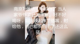 会所培训新人两个年轻小妹被两个小哥爆草抽插激情4P 躺在床上被小哥各种玩弄，揉奶抠逼轮草浪叫呻吟不断