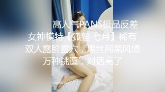 少女集中营跟大哥激情3P玩双飞，一起舔鸡巴口交玩弄，露脸撅着屁股被大哥草，无套轮草直接内射骚逼精彩刺激