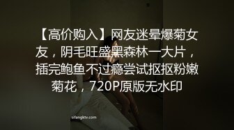 商场女厕偷拍披肩发美女 尿尿时用双手把逼掰开 尿完不擦逼