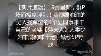 话比较少牛仔短裤妹子，换上JK装特写大白屁股肥逼，后入抬腿侧入猛操