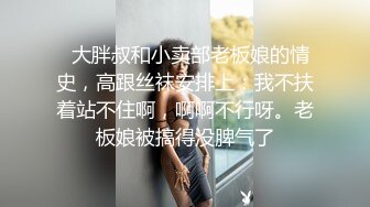 亚洲女仆在肮脏的铁杆中尝试两只公鸡