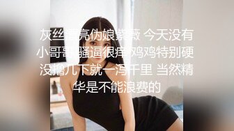 【极品瑜伽教练】牛仔裤女神，吃个香蕉都这么妩媚，半遮半掩之间掰开粉穴，无套啪啪，姿势繁多好精彩