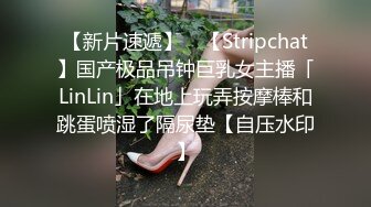 炸鸡店老板娘在店里偷偷播，听狼友指挥跑到厨房漏出骚奶子揉捏好刺激，脱了裤子掰开骚逼给狼友看精彩刺激1