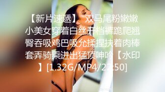 难得一见粉色奶头D罩杯美乳靓女，内裤脱到脚上掰穴特写，跳蛋塞入震动很享受，毛毛浓密拿出假屌，进出抽插喷水