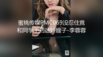   大红唇新人骚女被两大汉3P，白丝袜丁字裤，翘起屁股看穴，两根JB轮流舔