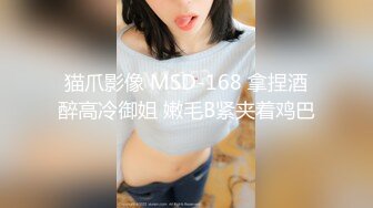 小美女的BB痒痒拿矿泉水洗