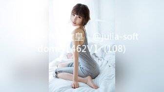 邊看美劇邊享受性感女友的口活服務 豐滿身材十分誘