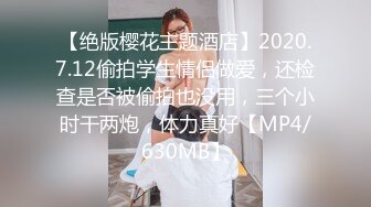 98年单纯漂亮的大学美女被闺蜜男友套路勾引到酒店啪啪,男的边操边拍