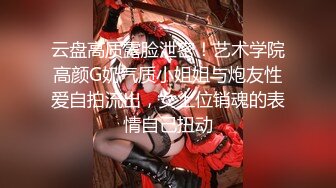 《魔手外购极品CP》正面 私处特写，服装城女厕逼脸同框偸拍各种女人方便，有少女有美少妇有熟女，逼型多种一次看个够