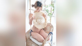 粉嫩小妹子鲍鱼还没长毛就用刷插逼插菊花都流血了