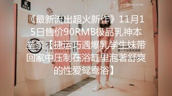 【两只小母狗】00后眼镜妹和姐妹一起，翘起美臀玻璃棒双洞齐插，一线天馒头肥穴，穿戴假屌骑乘操逼，年龄不大骚的很-